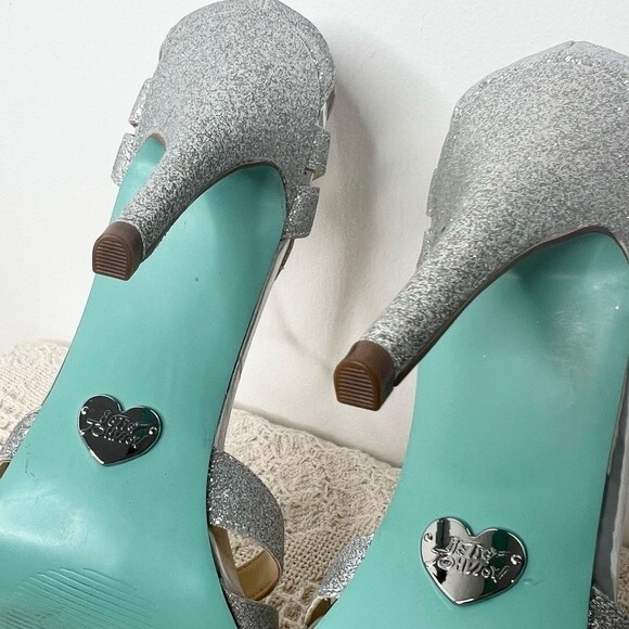 Blue by Betsey Johnson T Strap Silver Glitter Tee Heels Stiletto Sandals Bridal - Picture 12 of 12